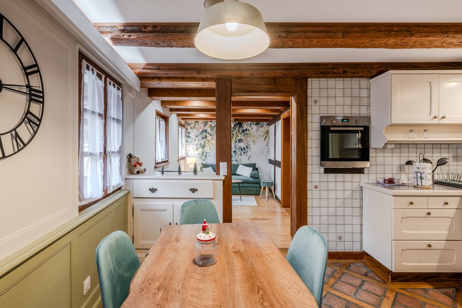 Salle à manger et cuisine du gîte Au Pied des Vignes, sous les poutres anciennes
