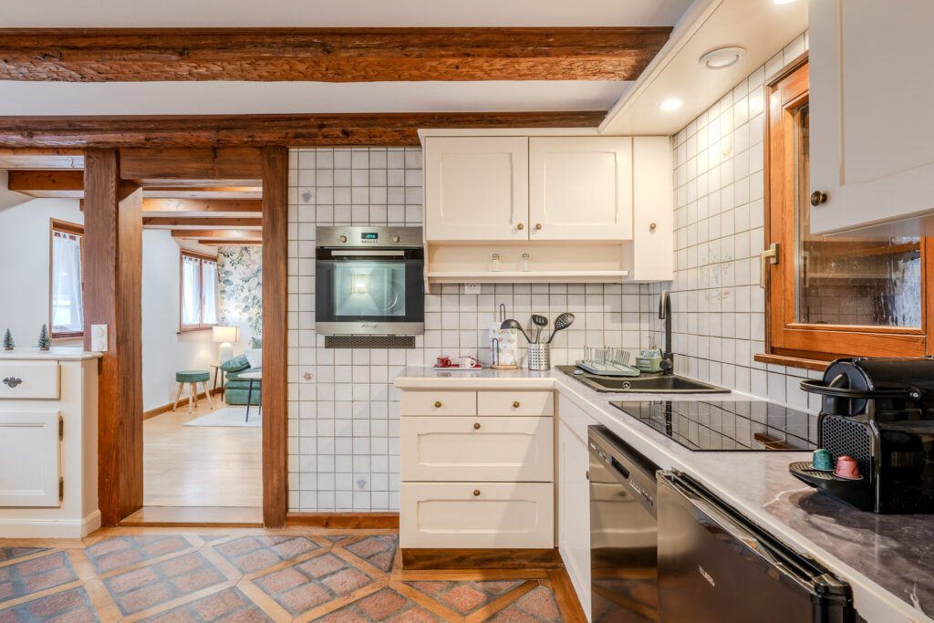 Cuisine équipée avec four, plaques et plan de travail