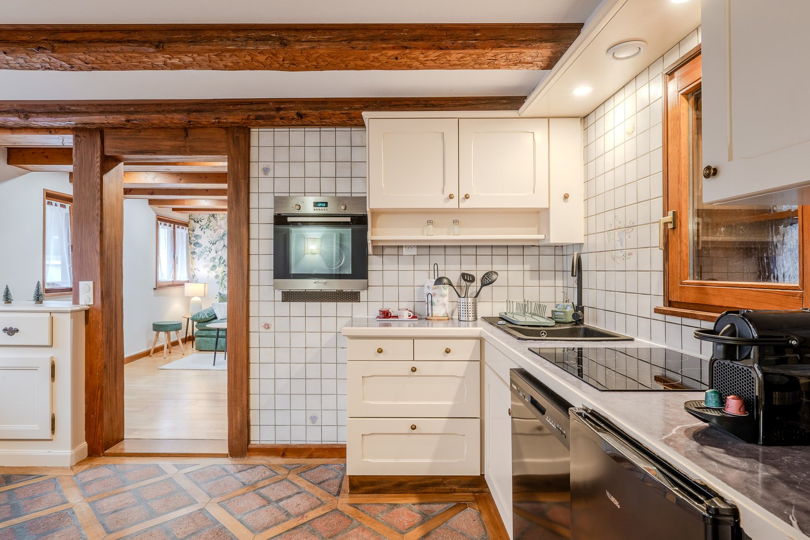 Cuisine équipée avec four, plaques et plan de travail