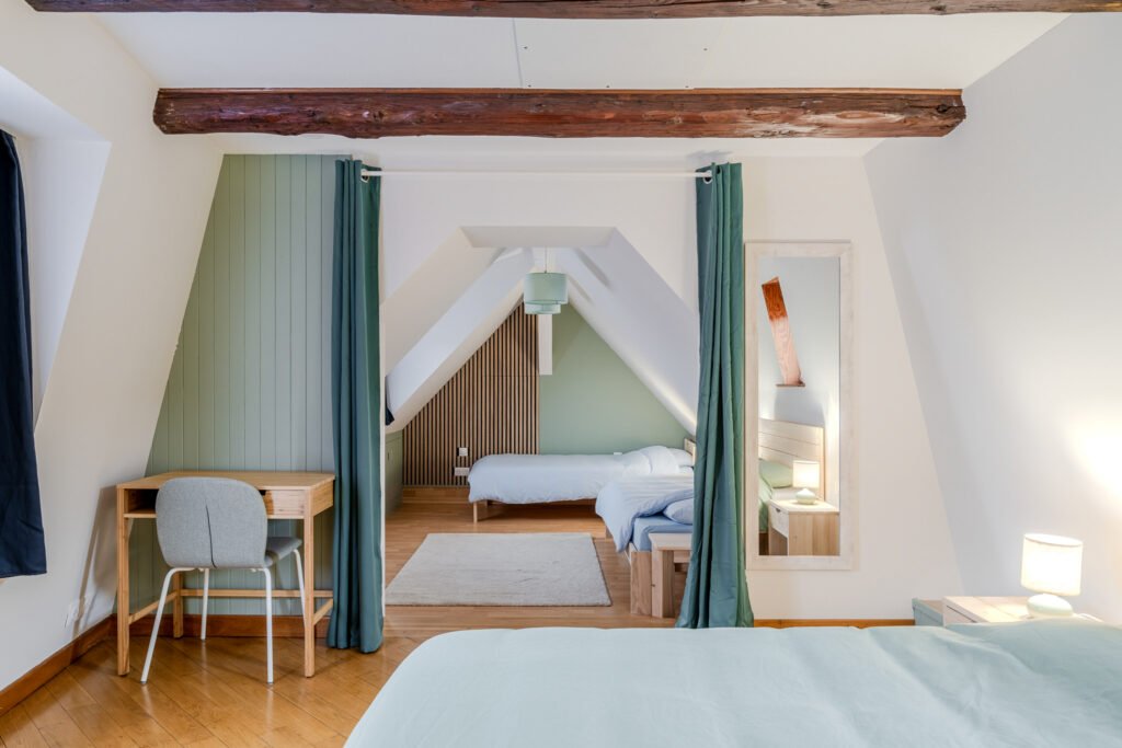 Deux chambres en enfilade avec lit double et lits simples
