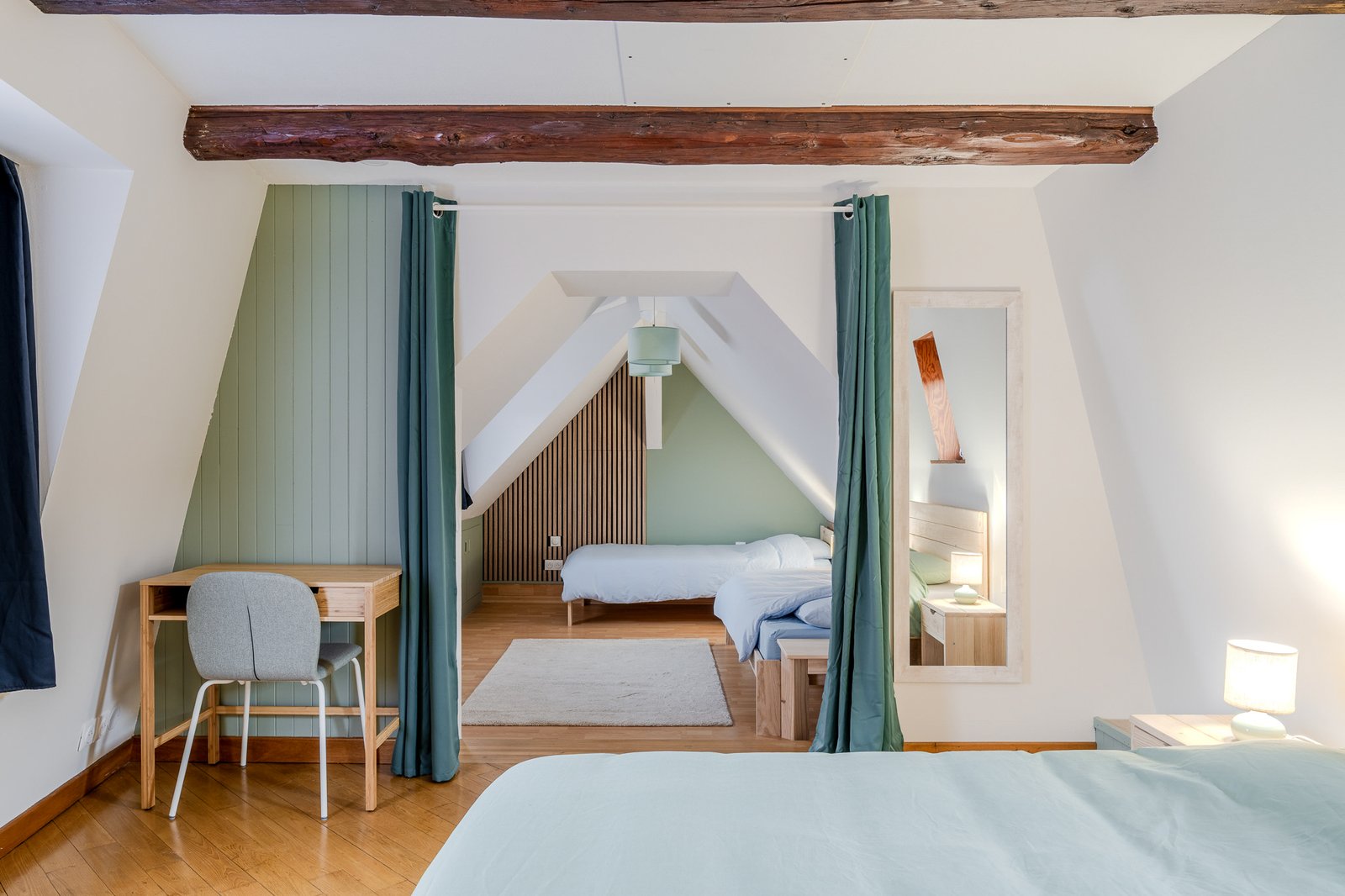 Deux chambres en enfilade avec lit double et lits simples