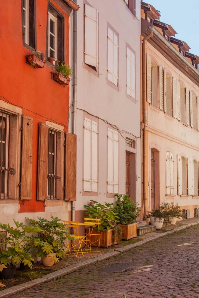 Façades colorées dans une rue du centre ancien de Colmar
