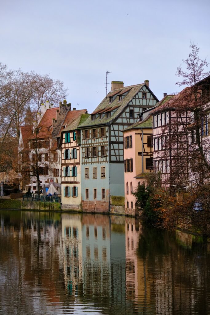 Maisons à colombages au bord de l’eau dans la Petite France à Strasbourg